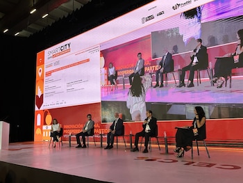 La agenda del Smart City Expo LATAM Congress 2026 centra la innovación urbana en movilidad, sostenibilidad, prosperidad económica y equidad social con colaboración multisectorial. Rigoberta Menchú afirma que no puede existir una ciudad inteligente sin ciudadanos inteligentes y pide que la inteligencia artificial aporte a comunidades más justas e incluyentes. Las soluciones digitales como datos abiertos, movilidad inteligente y gestión de recursos se presentan como motores para reducir brechas sociales, económicas y territoriales en las ciudades. Autoridades destacan a Puebla como laboratorio de innovación y desarrollo urbano, con conectividad, turismo e inversión, y con estrategias para restaurar biodiversidad desde lo urbano. (Cortesía Smart City Expo LATAM Congress 2026)