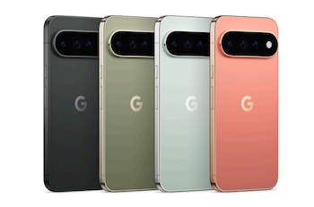 Cuatro teléfonos móviles de espaldas con el logotipo "G". De izquierda a derecha: negro, verde oliva, verde claro y rosa, con barra de cámara horizontal