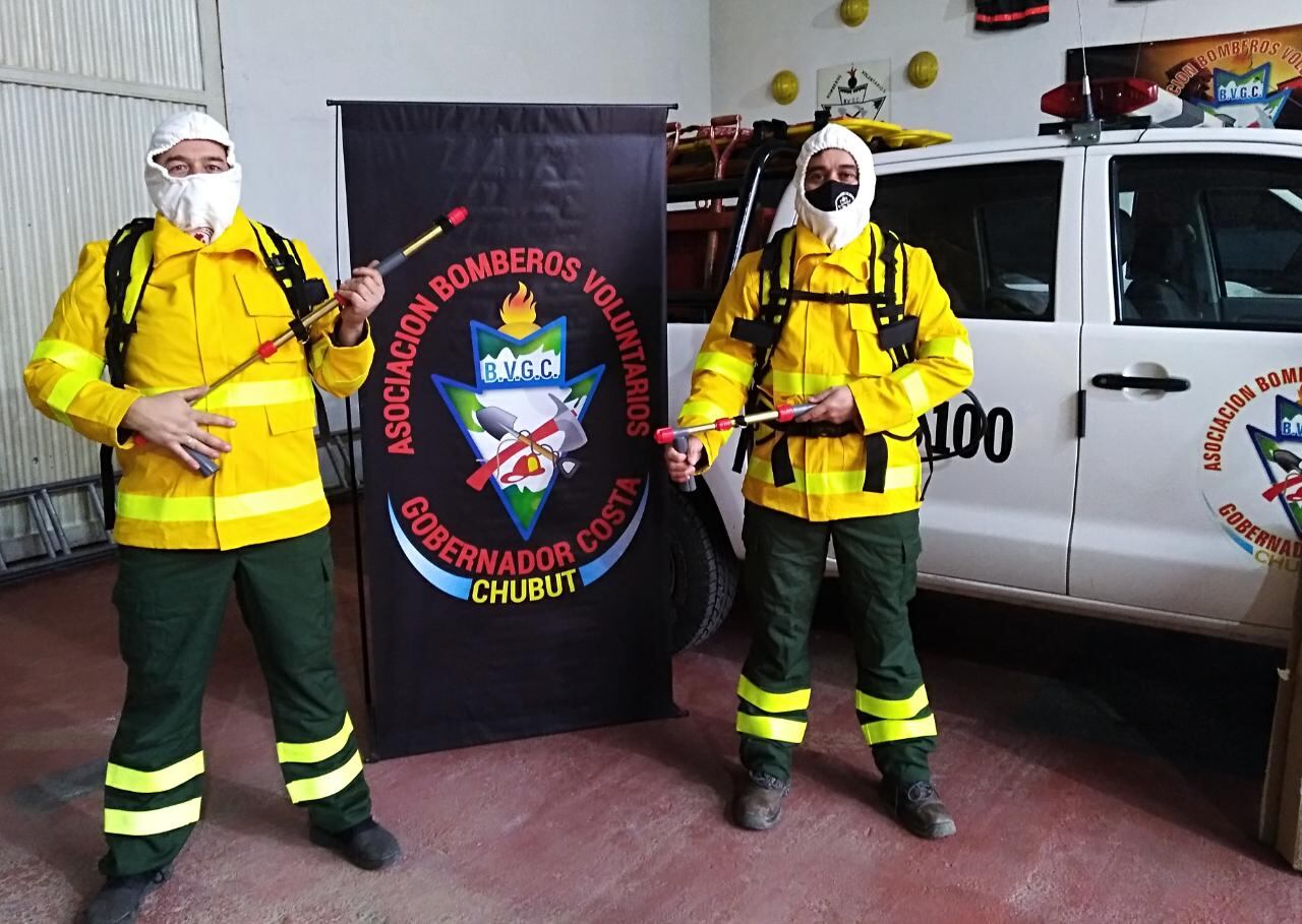 Los aportes se destinan a la compra de cascos, trajes forestales, guantes, linternas y mochilas de agua, elementos esenciales para la seguridad de los bomberos