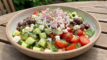 Receta para hacer ensalada griega de garbanzos en solo 5 minutos