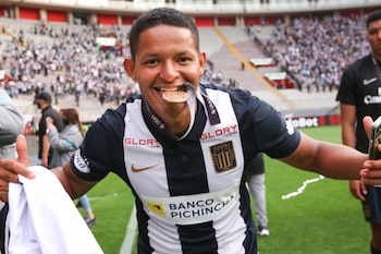 Yordi Vílchez con la medalla