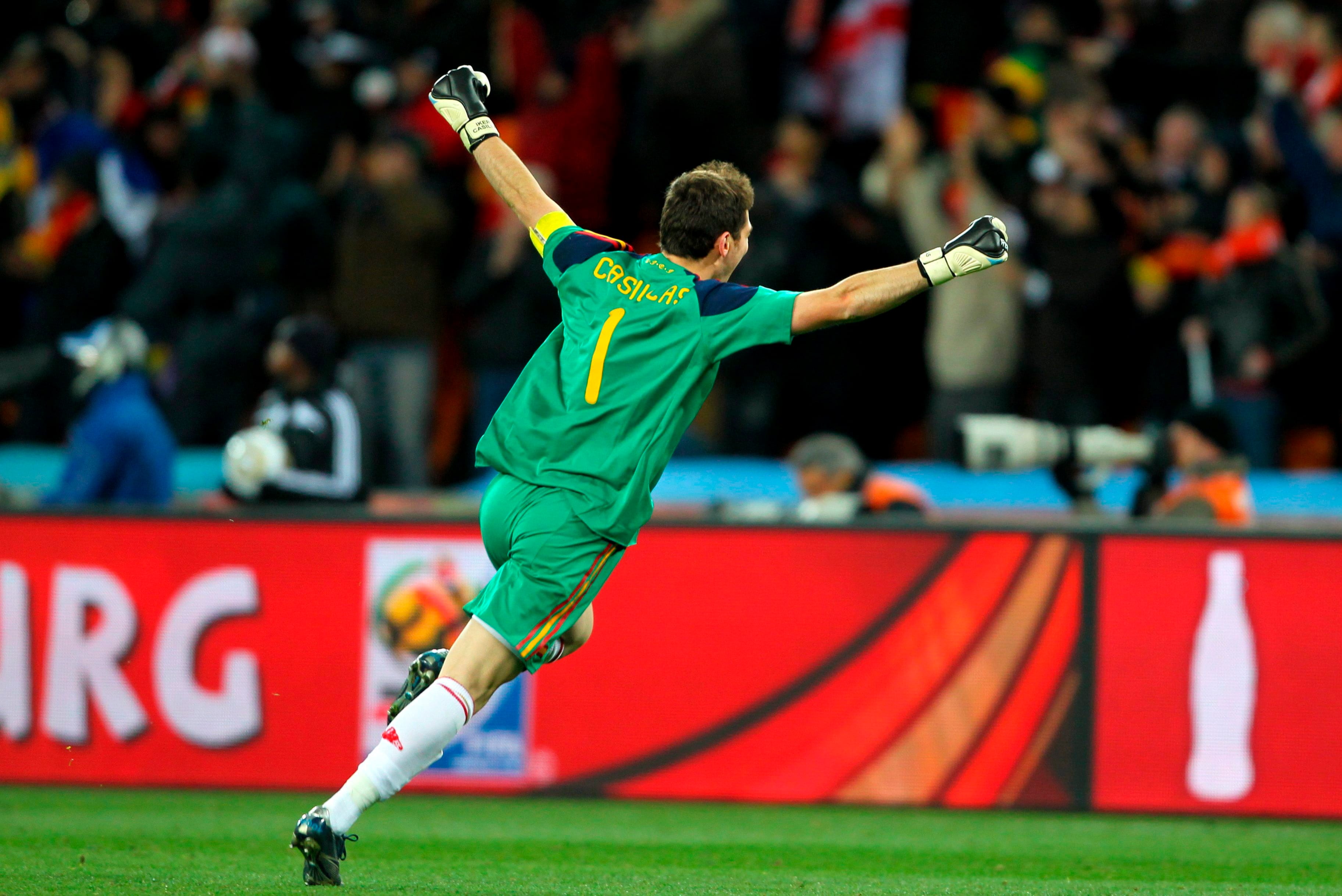 El portero español Iker Casillas celebra la victoria por 1-0 contra Holanda en la final del Mundial de Fútbol de Sudáfrica 2010. EFE/SRDJAN /Archivo