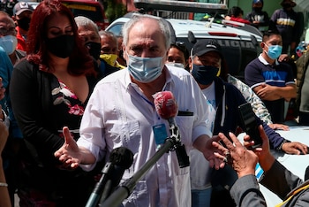 ARCHIVO. (2021) El expresidente de Ecuador Abdalá Bucaram fue registrado este jueves al atender a la prensa, a su llegada a la cárcel 4 de varones donde se encuentra su hijo Jacobo, en Quito (Ecuador). EFE/José Jácome