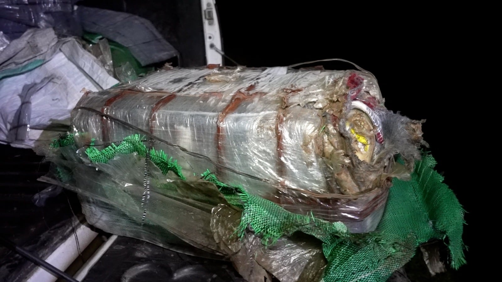 Bulto de droga arrojado desde una avioneta a un campo de Uruguay (Ministerio del Interior)