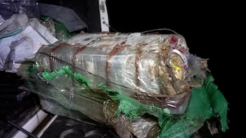 Bulto de droga arrojado desde una avioneta a un campo de Uruguay (Ministerio del Interior)