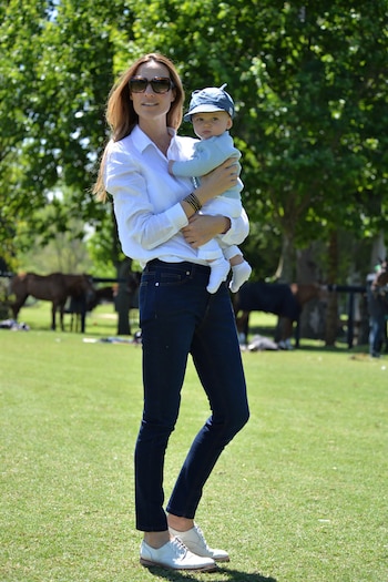 Lara Bernasconi con su hijo