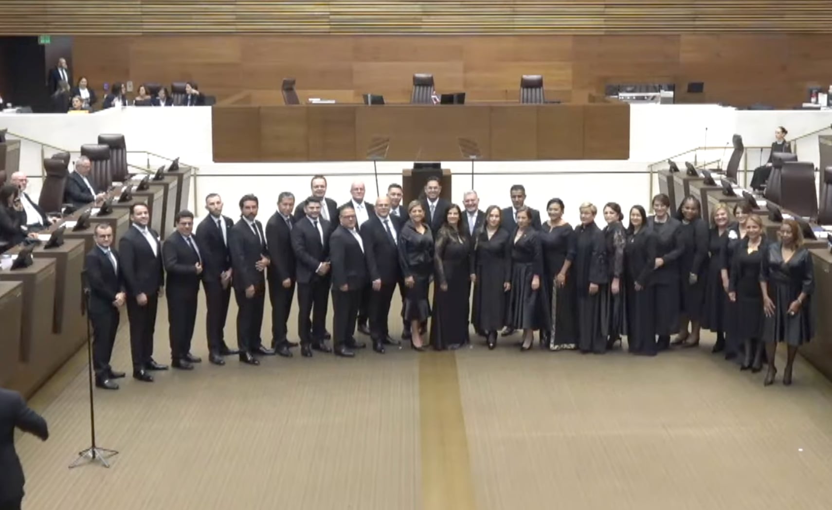 La nueva composición del Parlamento refleja el predominio del bloque oficialista, lo que anticipa un marco institucional orientado por las decisiones del partido de gobierno en las políticas más relevantes. Cortesía: Asamblea Legislativa