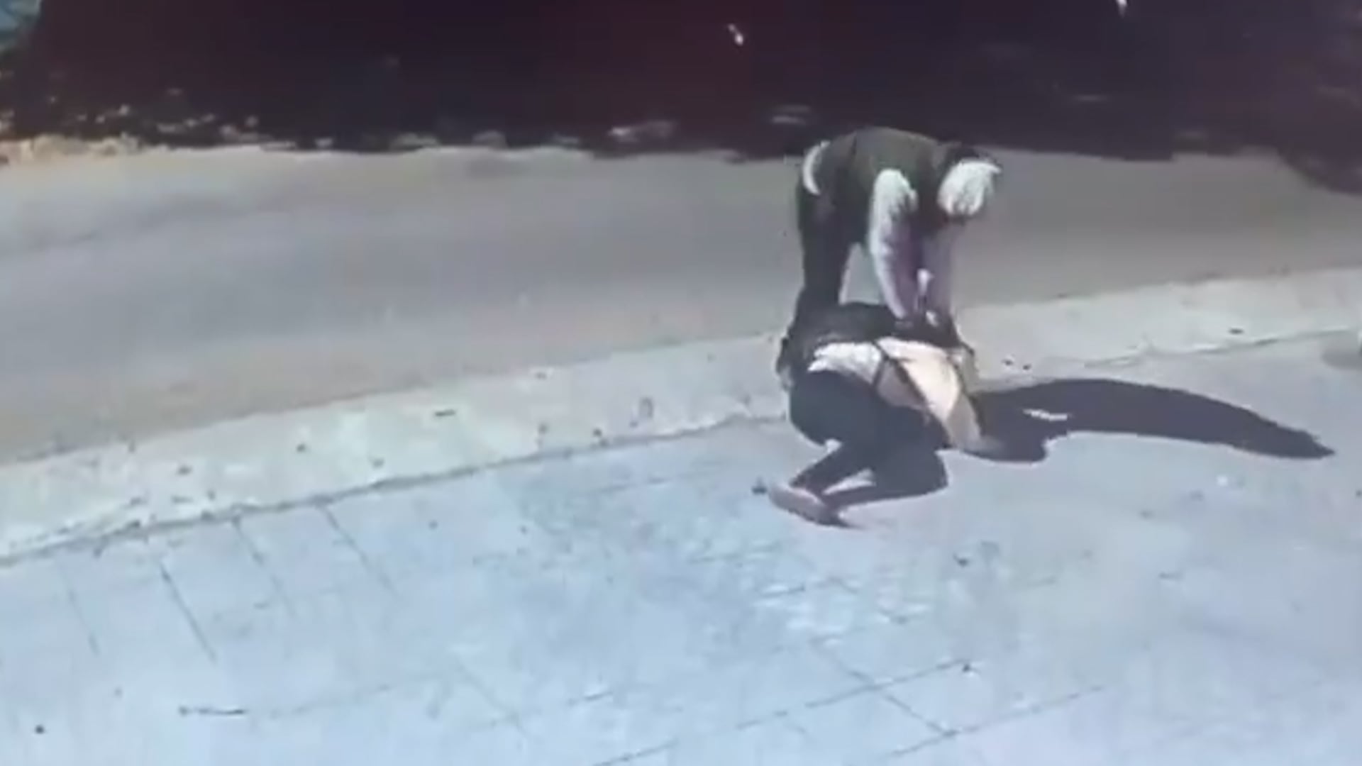 El hecho quedó grabado por una cámara de seguridad