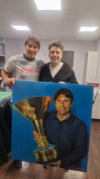 Antonio Esposito, conocido como “Bostik”, es una figura clave en la construcción simbólica y turística del llamado Largo Maradona, en los Quartieri Spagnoli de Nápoles.
