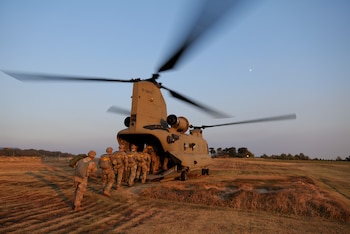 Ejercicio militar con soldados estadounidenses y surcoreanos en la provincia de Gangwon, Corea del Sur, el 7 de noviembre de 2019 (Imagen de referencia /U.S. Air Force/DVIDS/Handout via REUTERS)