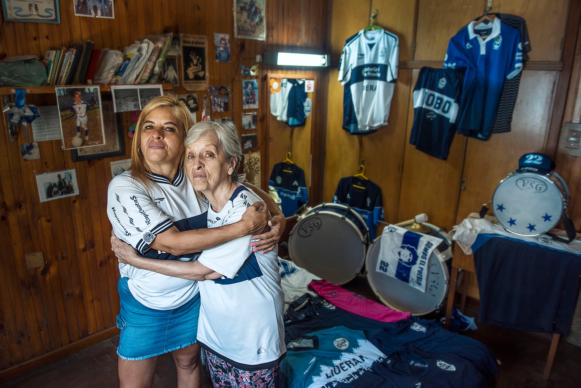 Hinchas de distintas generaciones comparten la tribuna y la pasión por el club, lejos de cualquier jerarquía etaria. Club Gimnasia y Esgrima La Plata. Fotografía: Erica Voget