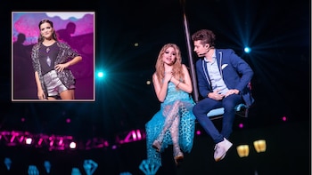 Dos artistas sentados en un columpio sobre un escenario oscuro con luces, y un recuadro de Karol Sevilla de pie con brillo