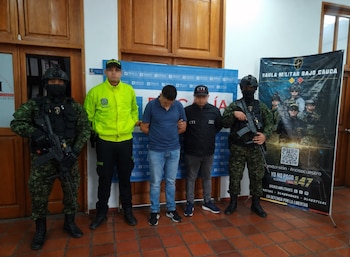 Las capturas se realizaron por órdenes judiciales de la Fiscalía 03 Seccional de Cúcuta ante presuntos manejos irregulares de recursos y trámites administrativos - crédito prensa Ejército Nacional