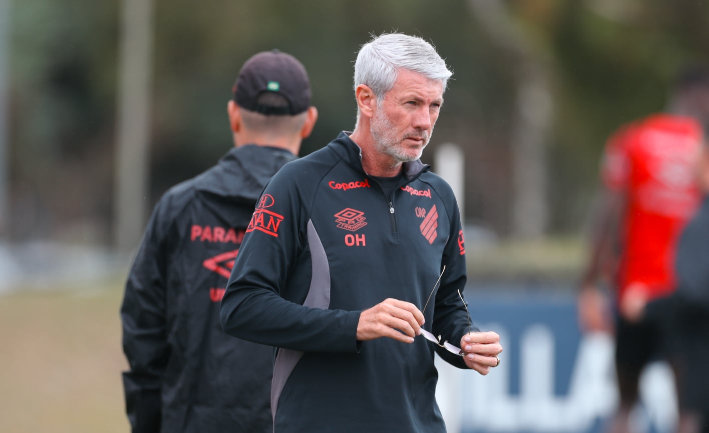 Odair Hellmann, técnico de Athletico Paranaense, elogió a Kevin Viveros por sus dos goles a Botafogo - crédito Athletico Paranaense