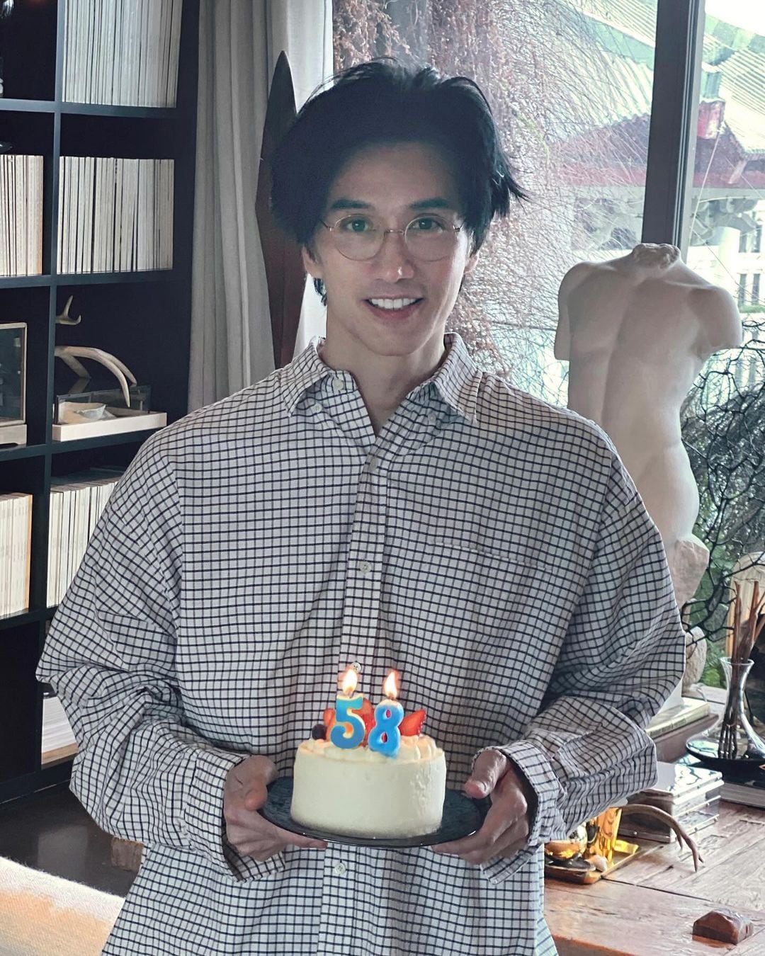El fotógrafo singapurense en su cumpleaños 58, dos años atrás (Instagram / @chuando_chuandoandfrey)