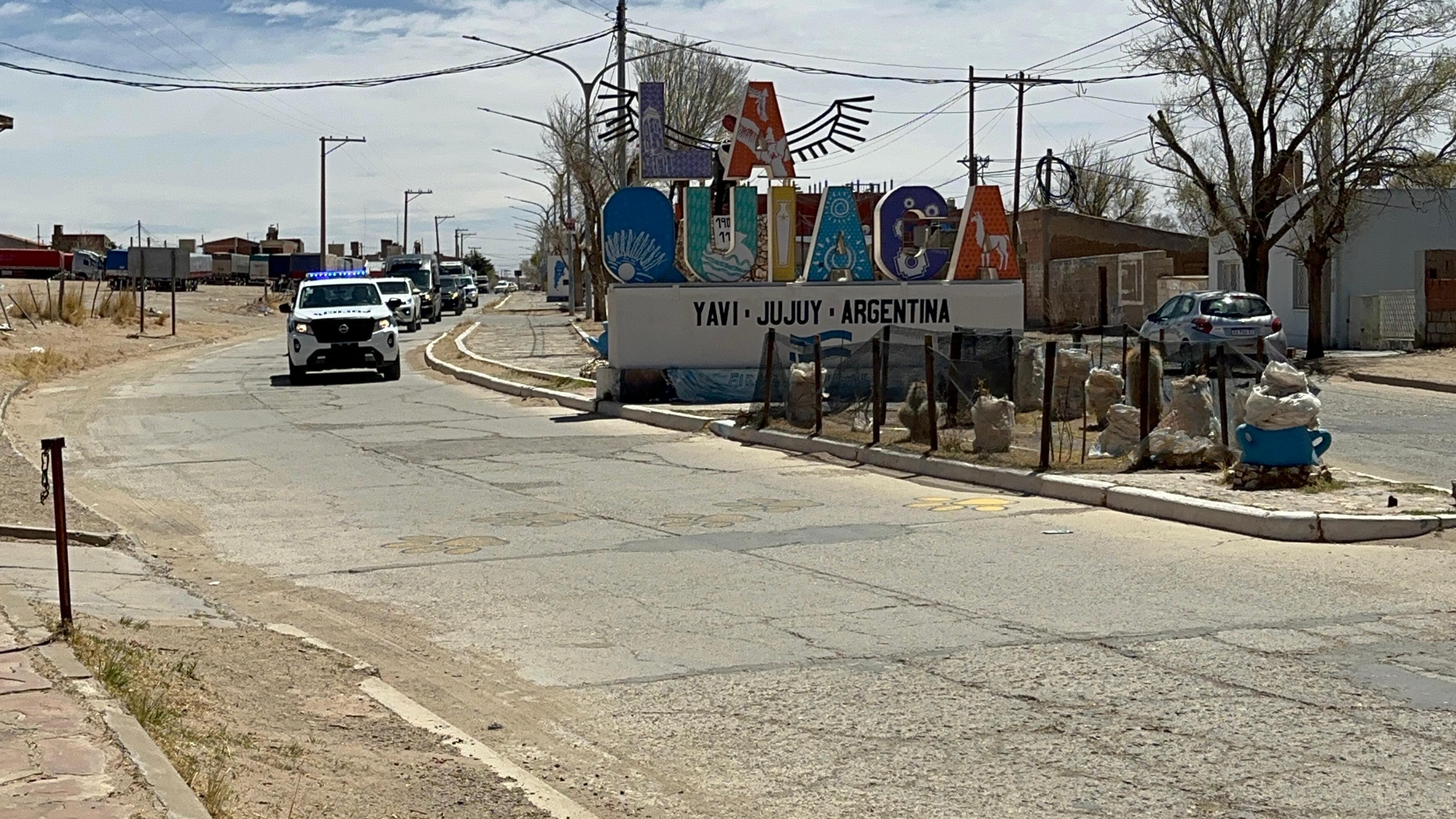 La comisión que llevó al detenido al aeropuerto de San Salvador de Jujuy