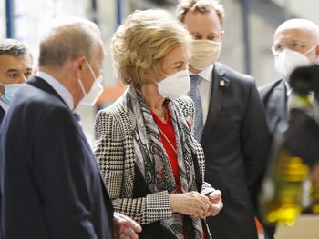 25/09/2020 La Reina Sofía muestra su cara más solidaria en Albacete .
MADRID, 25 (CHANCE) Que Doña Sofía no ha pasado el mejor de los veranos, no es un secreto, de hecho podemos decir que es uno de los peores años de su vida. Siempre soportando la presión mediática y, desde hace algunos años, las polémicas de su marido, la emérita se ha mantenido al margen y así lo sigue haciendo, pero lo de este año ha sido demasiado. Ha visto como su marido abandonaba España por los tejemanejes que ha tenido en el pasado y que ahora han salido a la luz.
POLITICA EUROPA ESPAÑA SOCIEDAD
LUIS VIZCAÍNO / EUROPA PRESS