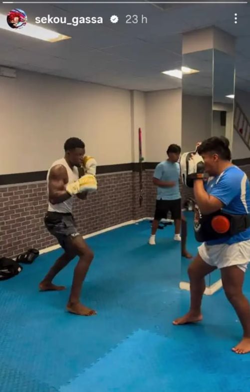 A sus 27 años, Sekou Gassama atraviesa una etapa de incertidumbre tras su paso por Universitario. El delantero confía en que su experiencia europea y continental le permita encontrar pronto un nuevo club (Instagram)