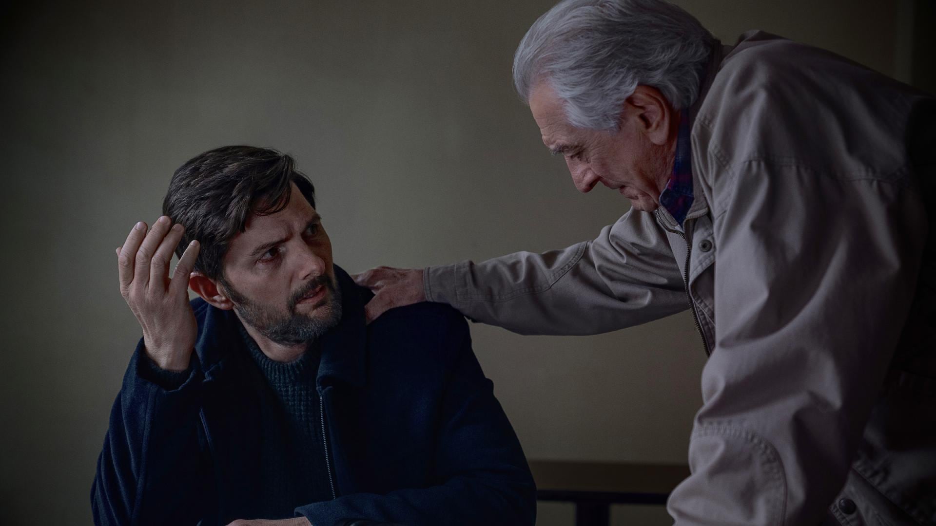 Adam Scott interpreta a Tom Kennedy, que recurre a su padre Pete Willis, un detective retirado encarnado por Robert De Niro, para investigar el secuestro de su hijo (Netflix)