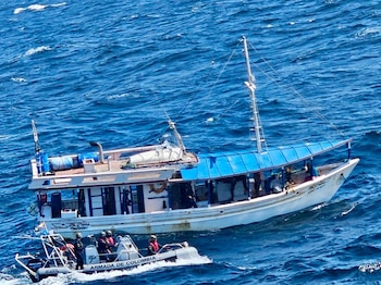 La operación de control marítimo se realizó al noroeste de Manaure, La Guajira, sobre una embarcación venezolana que pescaba sin autorización - crédito prensa Armada de Colombia