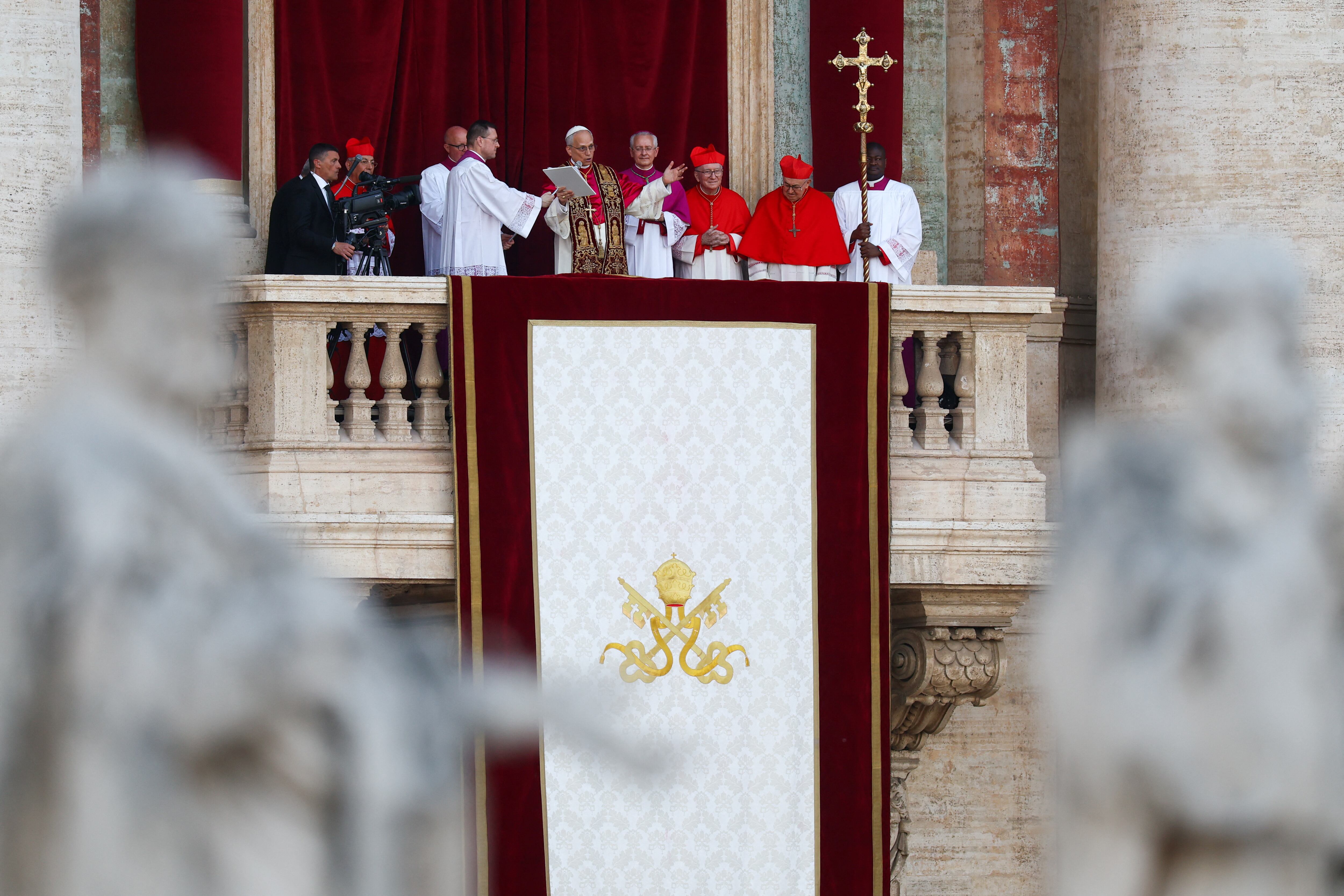 El recién elegido Papa León XIV, el cardenal Robert Prevost de Estados Unidos, pronuncia el mensaje
