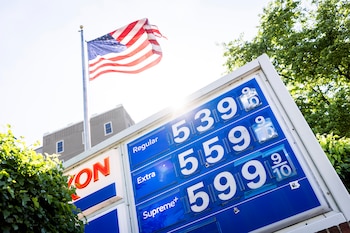 La Casa Blanca analiza una suspensión temporal del impuesto federal a la gasolina para aliviar el impacto económico en los consumidores de Estados Unidos (EFE/EPA/JIM LO SCALZO)
