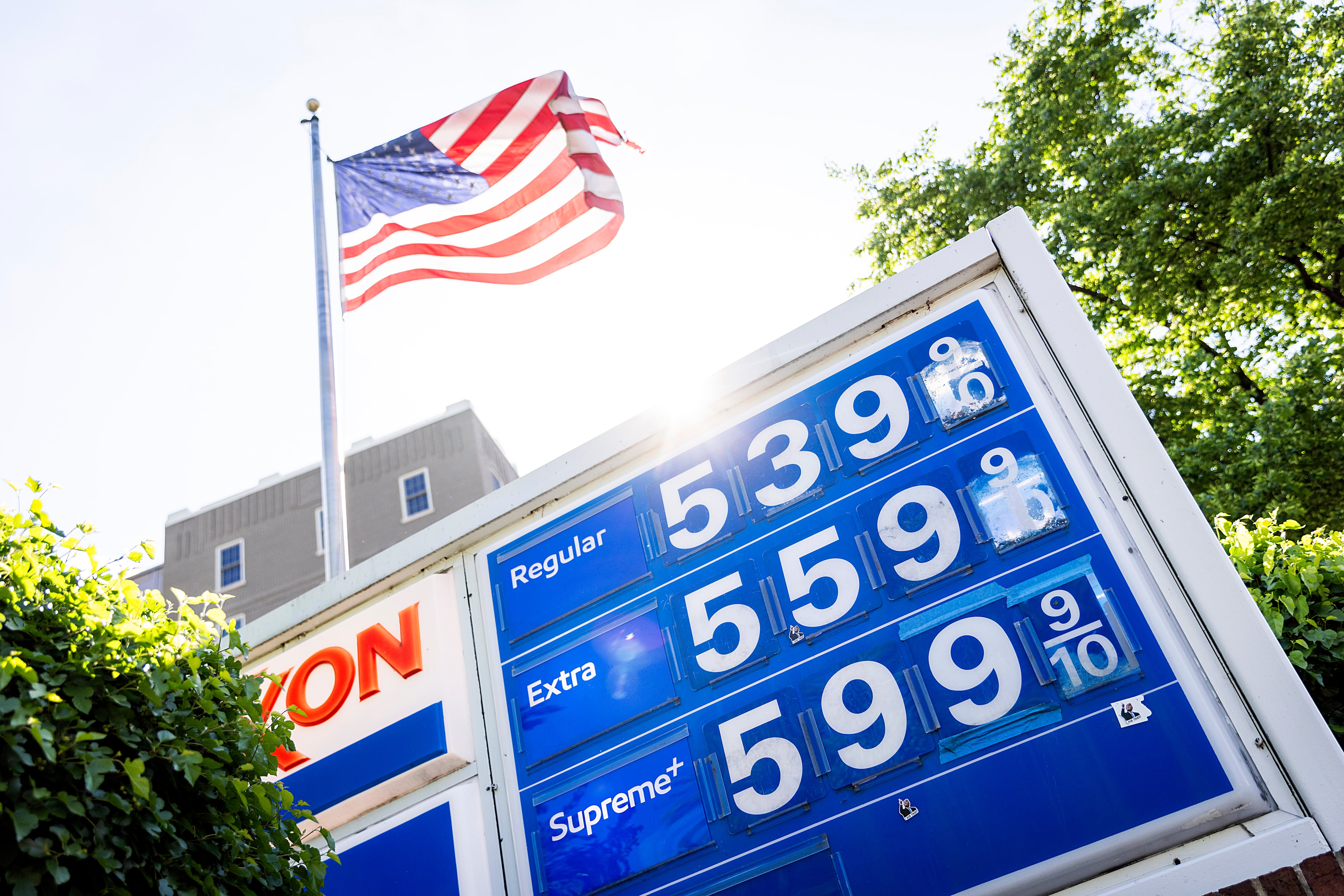 El alza de la gasolina y de la canasta básica obligó a familias hispanas de Estados Unidos a recortar traslados en auto y ajustar la compra de alimentos (EFE/EPA/JIM LO SCALZO)