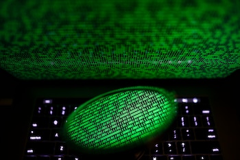 Un espejo refleja una pantalla