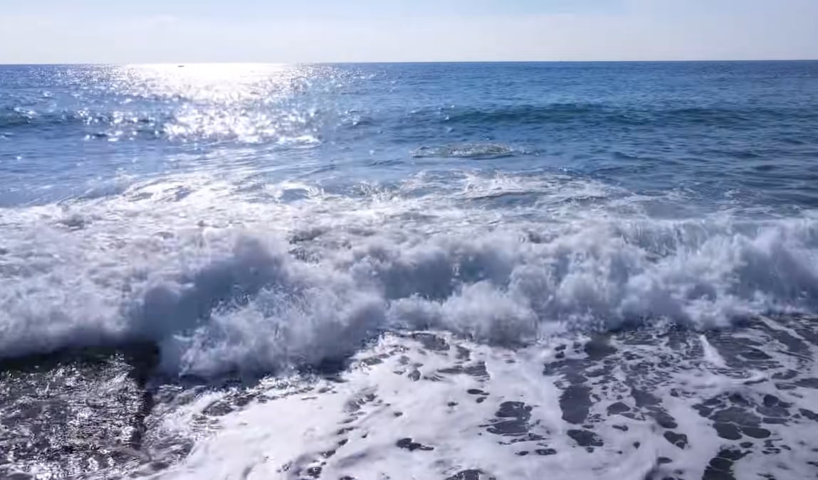 La exposición frecuente al agua de mar puede causar tirantez, resequedad y mayor sensibilidad en la piel por la pérdida de humedad (YouTube/@alsanagust)