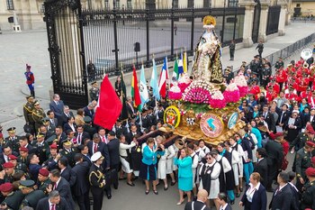 El anda con la imagen