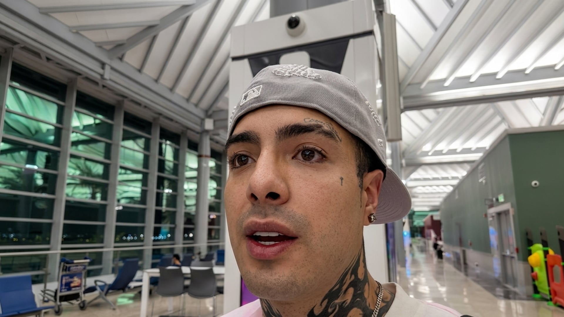 El creador de contenido Naim Darrechi permanece en la terminal de un aeropuerto en México antes de abordar un vuelo hacia el extranjero. (Instagram: Naim Darrechi)