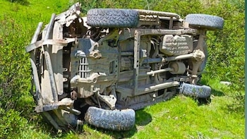 Una camioneta volcada y dañada