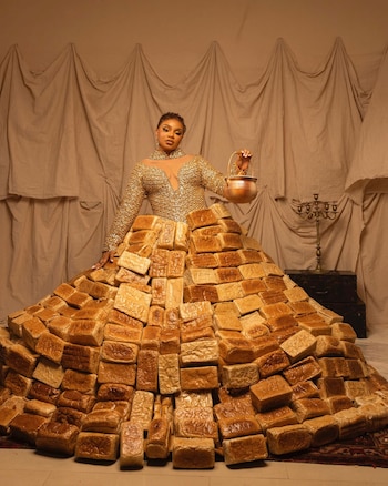 Queen Mercy Atang - Vestido de 500 panes