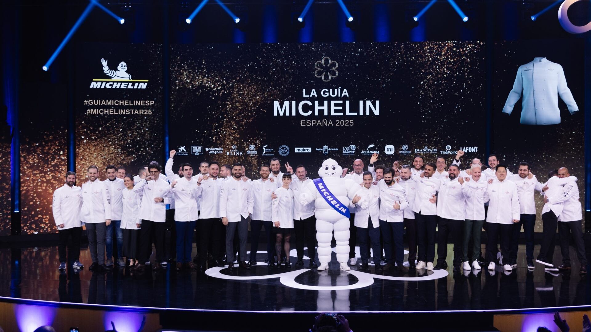 Los nuevos chefs con una estrella posan en la Gala Michelin 2025. (Guía Michelin)