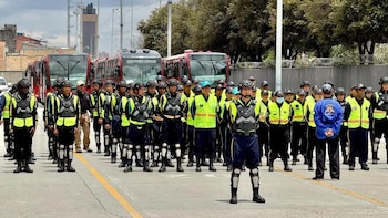 Tras el asesinato del guarda Cristian Garzón en estación de Transmilenio, vigilantes hicieron un planton para exigir garantías: “Nos sentimos vulnerables”