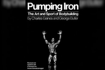 Portada del libro Pumping Iron: The Art and Sport of Bodybuilding de Charles Gaines. Muestra a un culturista posando y el nombre de Arnold Schwarzenegger