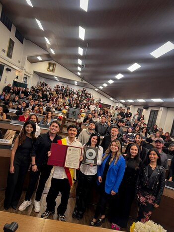 El concejal Triana condecoró al DJ Funk Tribu en el Consejo de Bogotá, el 3 de septiembre de 2025, por su trayectoria internacional - crédito @trianavjuli/Instagram
