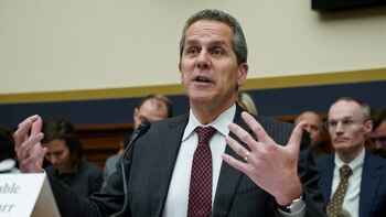 El regulador financiero de la Reserva Federal de Estados Unidos que fue criticado por los republicanos anunció su renuncia