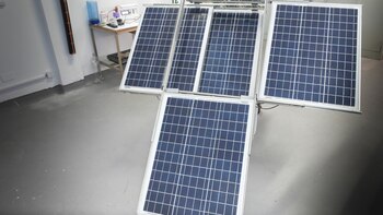 Los paneles solares plegables pueden ser transportados fácilmente ya que caben en un automóvil. Eso, para el Ejército, es una gran ventaja (Fernando Calzada)