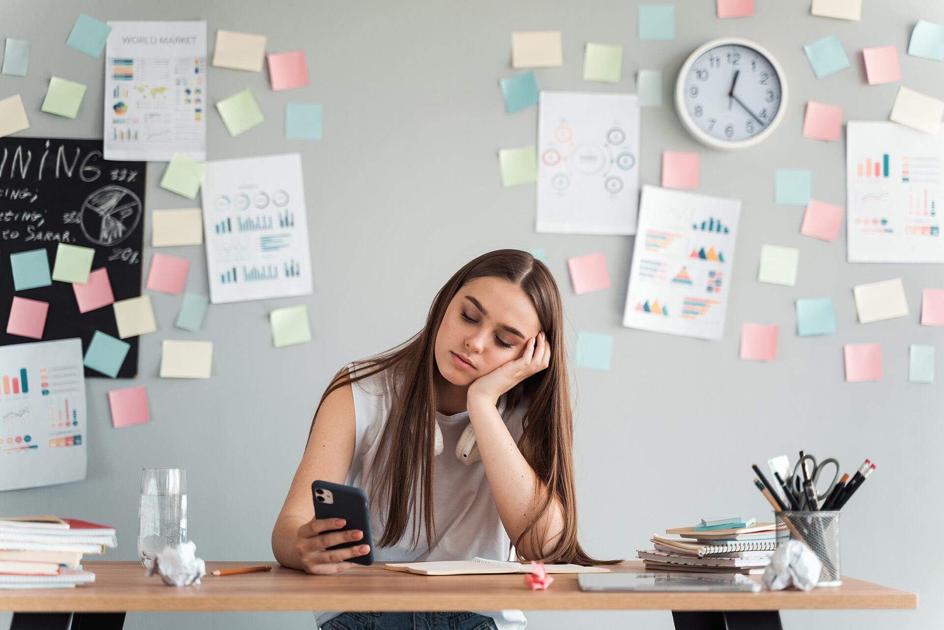 La procrastinación suele estar relacionada con la ansiedad, el perfeccionismo y la autoeficacia, según un estudio publicado en Scientific Reports (Freepik)