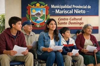 Cinco personas de diferentes edades sentadas en sillas con papeles. Detrás se ve un cartel de la Municipalidad Provincial de Mariscal Nieto.
