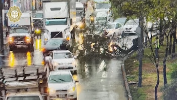 Bloqueos en carreteras y accidentes hoy martes 12 de mayo: Alcaldías y vialidades principales permanecen cerradas por encharcamientos y lluvias