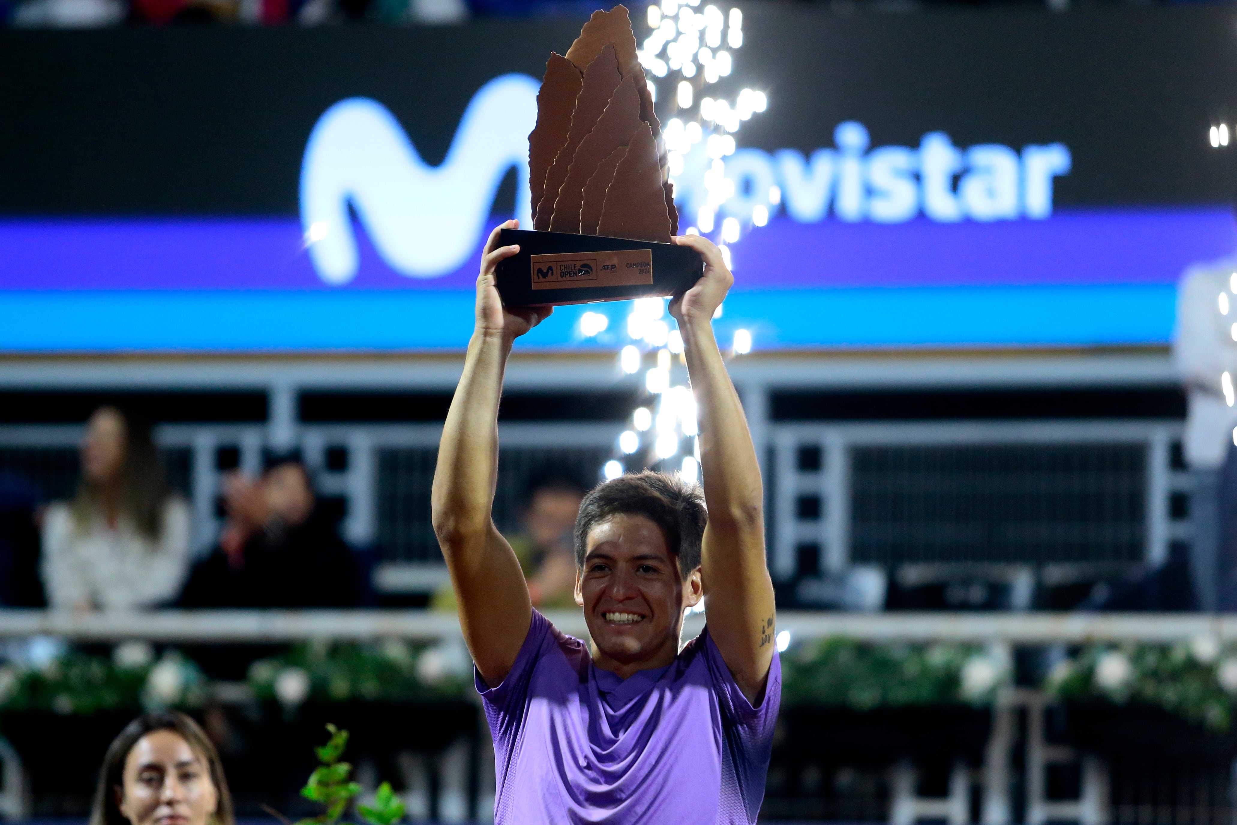 Sebastián Báez levantando el trofeo del ATP 250 de Santiago de Chile (Crédito: EFE/Osvaldo Villarroel)