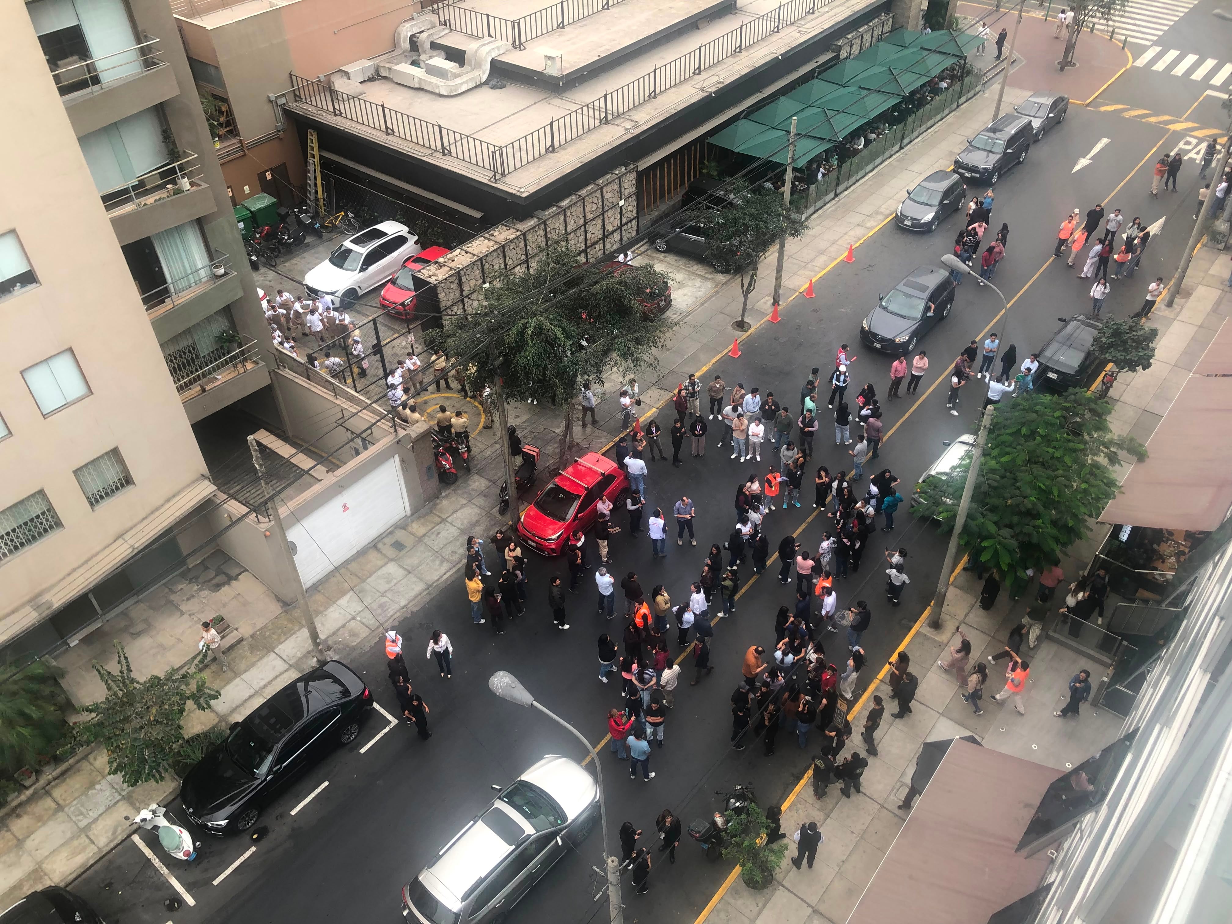 Trabajadores de oficinas y locales comerciales de Miraflores, Lima, evacuan edificios y se congregan en la calle durante el II Simulacro Nacional Multipeligro 2026, que simula un sismo y tsunami. (Infobae / Valeria Mendoza)