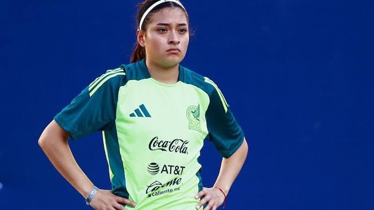 Nacida en la Ciudad de México en 2003, la futbolista creció junto a su hermana gemela Adriana, con quien compartió el sueño de representar a México en el futbol de playa.