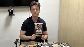 Steve Calzada con su libro 'El fútbol es descomplicado' (imagen cedida)
