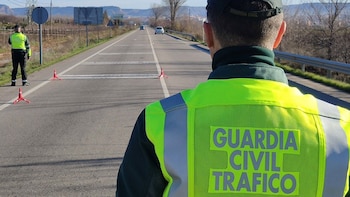 Un fallecido y un hombre de 39 años evacuado al hospital tras volcar un vehículo en la A-92 por Osuna