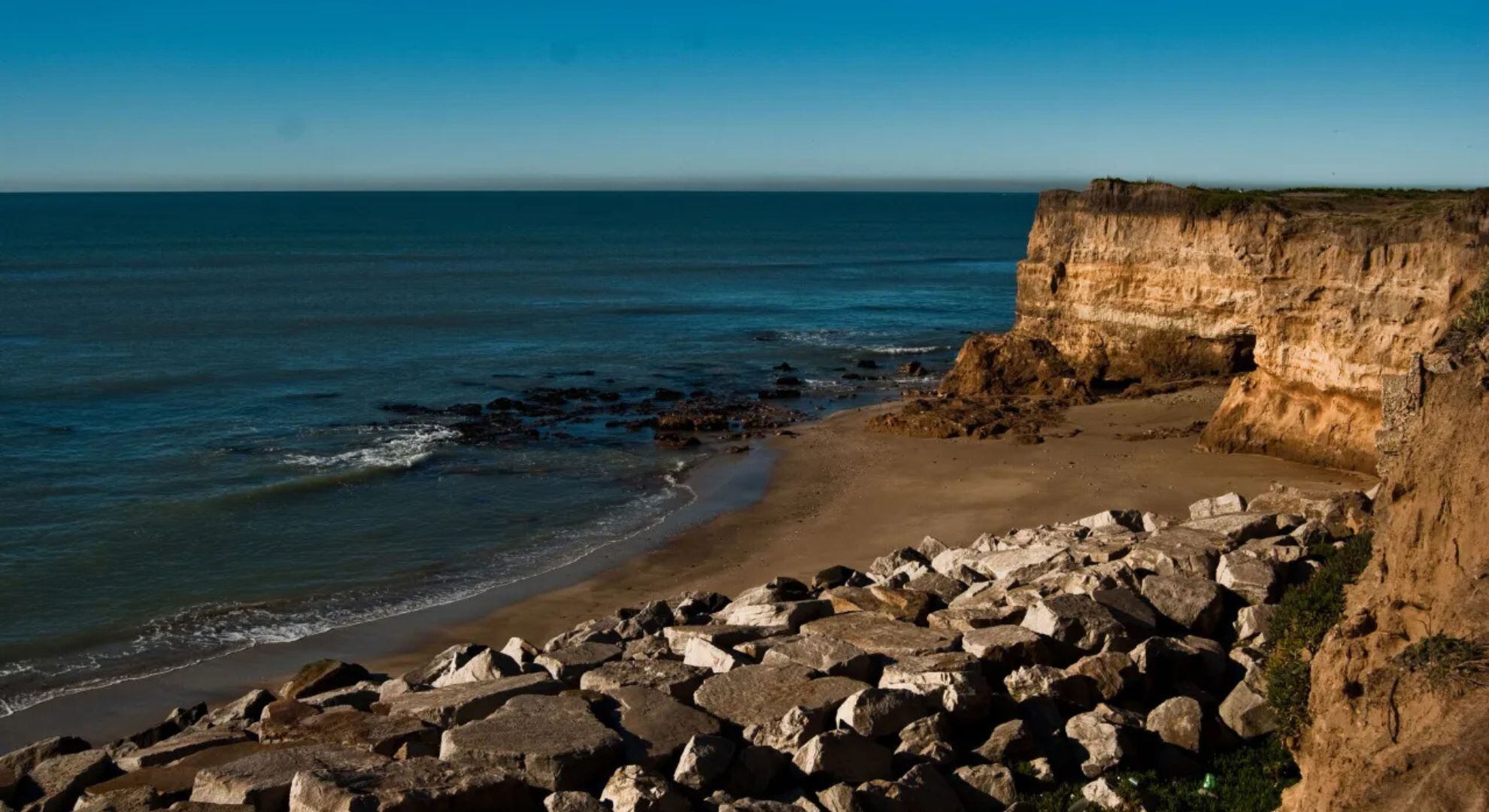 La mujer estaba a punto de sacarse una foto, cuando se cayó de la plataforma