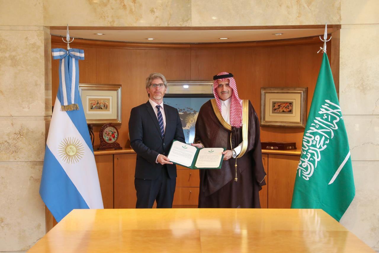 Ricardo Adrián Lachterman, en sus días de jefe de Gabinete del Canciller, junto al Embajador del Reino de Arabia Saudita, D. Hatem Ghormulla Alghamidi