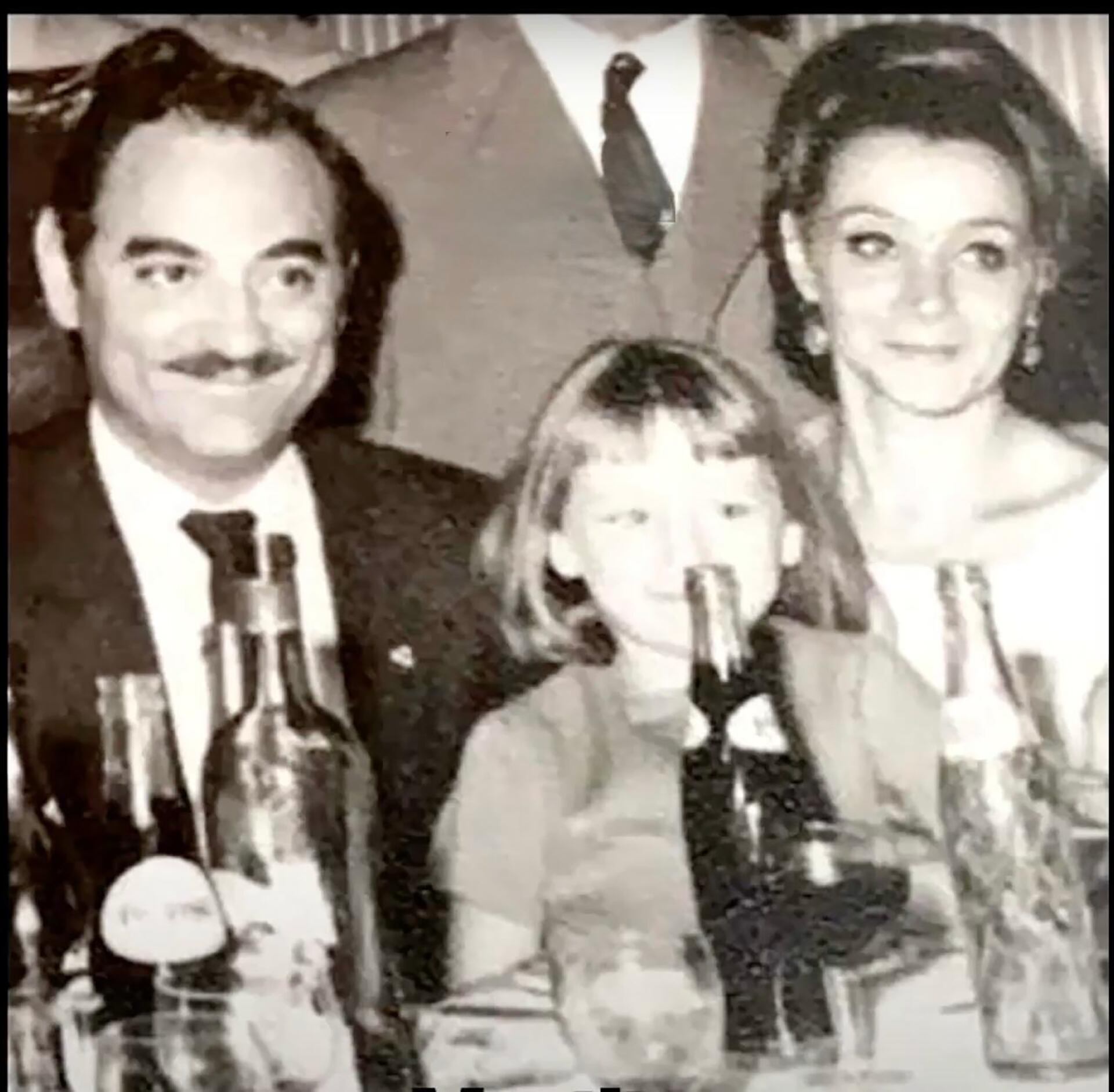 Divina Gloria (por entonces Martha Gloria Goldsztern), entre sus padres, Pedro Goldsztern y Cecilia Hasfull